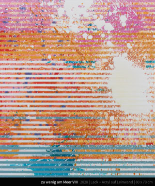 zu wenig am Meer VIII - Auch in Corona-Zeiten findet Kunst und Kultur in Dresden statt – nur von zu Hause aus! Mit der Aktion #stayathomeandbecreative unterstützt das Amt für Kultur und Denkmalschutz gezielt freischaffende Künstlerinnen und Künstler in Dresden.   Markus Honerla studierte Malerei an der Hochschule für Bildende Künste in Dresden sowie Malerei und Bildhauerei an der Kunstakademie Düsseldorf. Sein Werk heißt „Zu wenig am Meer“. Die folgenden Worte begleiten sein Video:  ICH WILL MALEN!   In coronaeinfarbigen Zeiten eine farbstrotzende Hoffnung, wie die auf den Dalben sitzenden Kormorane in Venedig,  die in den kristallklaren Kanälen zu sehenden Quallen und Fische,  die sind einfach (wieder) da, erzählen davon, dass die Erde uns Menschen nicht braucht,  aber auch, kann man nicht laut genug in die Welt posaunen und unseren Kindern schenken:  Es ist nicht 5 nach, 5 vor 12 ist es! 