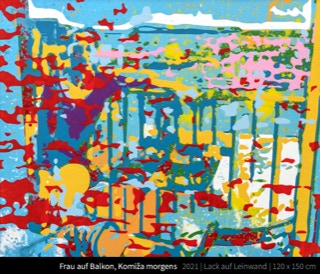 Frau auf Balkon, Komiža morgens - Komiža (ital. Comisa) ist eine kroatische Kleinstadt mit Hafen an der Westküste der Insel Vis im Adriatischen Meer. Sie gehört zur Gespanschaft Split-Dalmatien und befindet sich in etwa 10 Kilometer Entfernung von der Stadt Vis.  Die Siedlung wurde im 12. Jahrhundert zum ersten Mal urkundlich erwähnt. Die Hafenzitadelle wurde 1585 erbaut. Komiža befindet sich am Fuße des Berges Hum (587 m). Komiža hat eine regelmäßige Katamaranverbindung mit Split und zwei Straßenverbindungen mit der Stadt Vis. Die Wirtschaft basiert auf Weinbau, Fischerei und Tourismus.