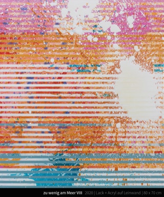 zu wenig am Meer VIII - Auch in Corona-Zeiten findet Kunst und Kultur in Dresden statt – nur von zu Hause aus! Mit der Aktion #stayathomeandbecreative unterstützt das Amt für Kultur und Denkmalschutz gezielt freischaffende Künstlerinnen und Künstler in Dresden.   Markus Honerla studierte Malerei an der Hochschule für Bildende Künste in Dresden sowie Malerei und Bildhauerei an der Kunstakademie Düsseldorf. Sein Werk heißt „Zu wenig am Meer“. Die folgenden Worte begleiten sein Video:  ICH WILL MALEN!   In coronaeinfarbigen Zeiten eine farbstrotzende Hoffnung, wie die auf den Dalben sitzenden Kormorane in Venedig,  die in den kristallklaren Kanälen zu sehenden Quallen und Fische,  die sind einfach (wieder) da, erzählen davon, dass die Erde uns Menschen nicht braucht,  aber auch, kann man nicht laut genug in die Welt posaunen und unseren Kindern schenken:  Es ist nicht 5 nach, 5 vor 12 ist es! 