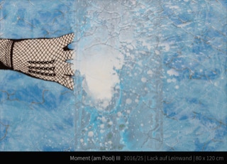 Moment (am Pool) III - In meinem Kunstwerk fange ich die flüchtige Begegnung zwischen Realität und Traum ein. Dieses Gemälde spricht von einer Schwelle, einem Moment des Übergangs, wo das Sichtbare ins Unsichtbare mündet. Mit lebendigen Blautönen und der Andeutung einer Bewegung, die unter der Wasseroberfläche verborgen bleibt, lade ich den Betrachter ein, sich seiner eigenen Gedanken und Träume hinzugeben. Das Werk bringt eine beruhigende, doch dynamische Energie in jeden Raum, ein Gespräch zwischen dem Geheimnisvollen und dem Bekannten.