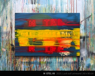 M  OTEL VII - Die Fenster der Motelzimmer sind teilweise erleuchtet, und durch die Vorhänge scheint ein sanftes, gelbes Licht. Einige Gäste sind noch wach, und ihre Schatten sind hinter den Vorhängen zu erkennen. Vor dem Haupteingang steht eine alte Bank, auf der eine einzelne Lampe ein warmes, gelbes Licht ausstrahlt. In der Ferne sind die Umrisse von Bergen gegen den sternenklaren Nachthimmel zu sehen, und das leise Zirpen der Grillen erfüllt die Luft. Falls du ein Bild erstellen möchtest, könntest du diese Beschreibung als Inspiration nutzen oder sie einem Künstler oder einer Kl für Bildgenerierung weitergeben. Viel Spaß beim Gestalten!