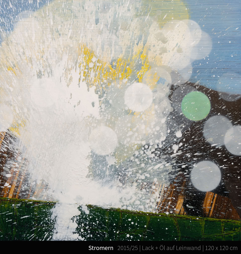 Stromern - In meinem Kunstwerk fange ich die flüchtige Begegnung zwischen Realität und Traum ein. Dieses Gemälde spricht von einer Schwelle, einem Moment des Übergangs, wo das Sichtbare ins Unsichtbare mündet. Mit lebendigen Blautönen und der Andeutung einer Bewegung, die unter der Wasseroberfläche verborgen bleibt, lade ich den Betrachter ein, sich seiner eigenen Gedanken und Träume hinzugeben. Das Werk bringt eine beruhigende, doch dynamische Energie in jeden Raum, ein Gespräch zwischen dem Geheimnisvollen und dem Bekannten.