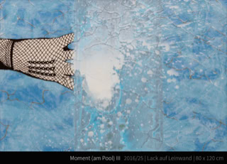 Moment (am Pool) III - In meinem Kunstwerk fange ich die flüchtige Begegnung zwischen Realität und Traum ein. Dieses Gemälde spricht von einer Schwelle, einem Moment des Übergangs, wo das Sichtbare ins Unsichtbare mündet. Mit lebendigen Blautönen und der Andeutung einer Bewegung, die unter der Wasseroberfläche verborgen bleibt, lade ich den Betrachter ein, sich seiner eigenen Gedanken und Träume hinzugeben. Das Werk bringt eine beruhigende, doch dynamische Energie in jeden Raum, ein Gespräch zwischen dem Geheimnisvollen und dem Bekannten.